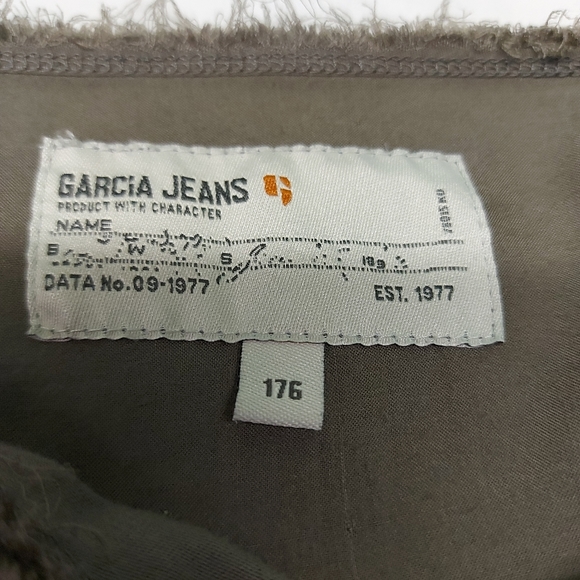 Garcia Jeans Top with Movie Camera Beaded & Sequin Decal 🚨 Sizing 🚨 - Picture 2 of 9